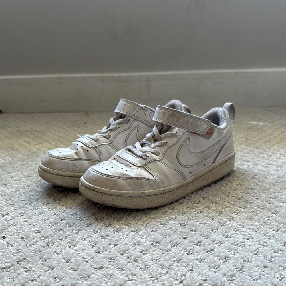 Nike White Classic Sneakers Low-Top Design